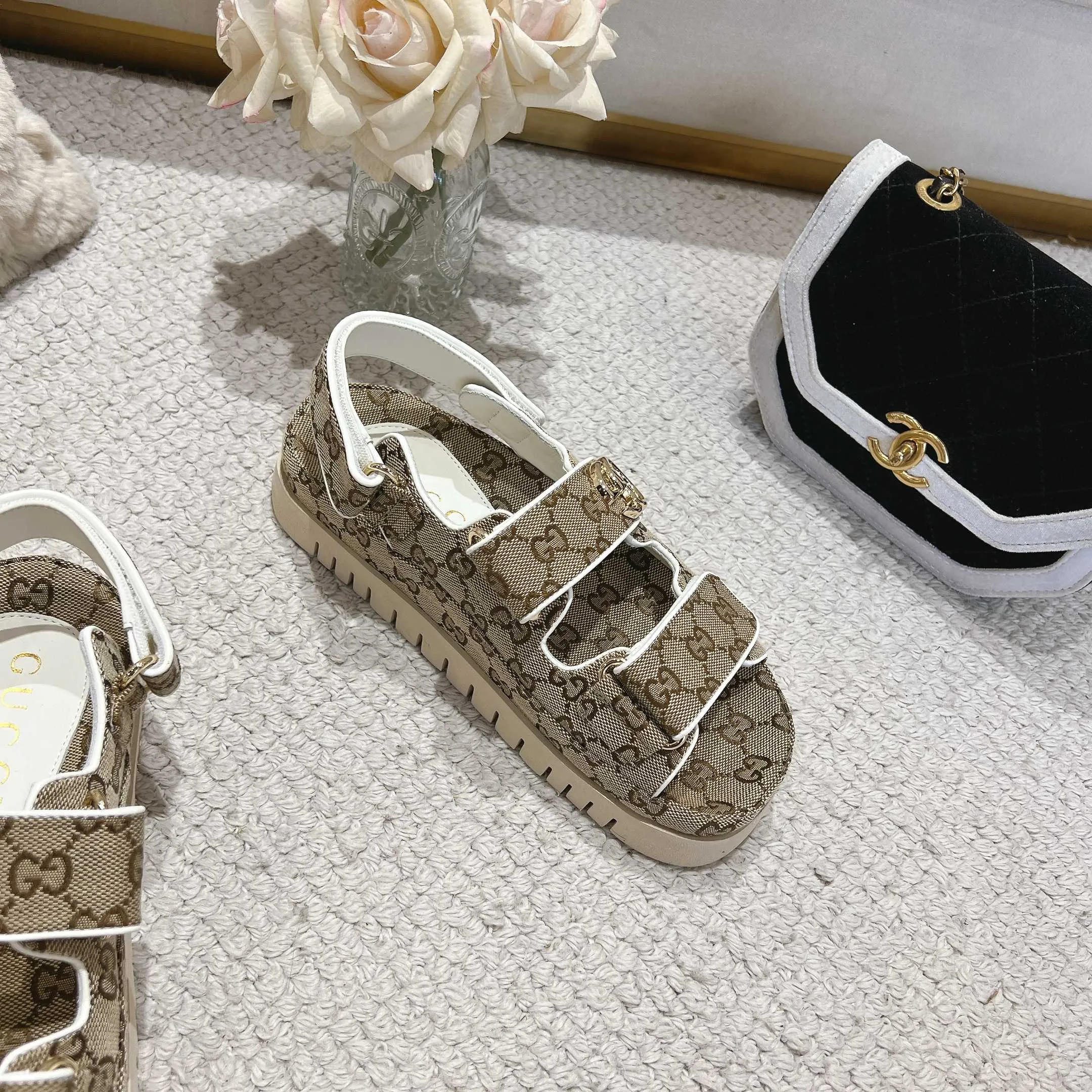 👟👟Ex-factory price 500👟👟Gucci’s modern design aesthetic explores the path of unique craftsmanship, cleverly integrating the brand’s classic elements with its beloved brand logo. The sandal is embellished with the beloved Double G hardware, adding a touch of understated branding to the design, complementing the versatility of the Velcro straps. Outsole: Wear-resistant and easy-to-bend sawtooth rubber foam sole! Ultra-light sole. Natural PU heightening insole. Size: Female 35-41#
